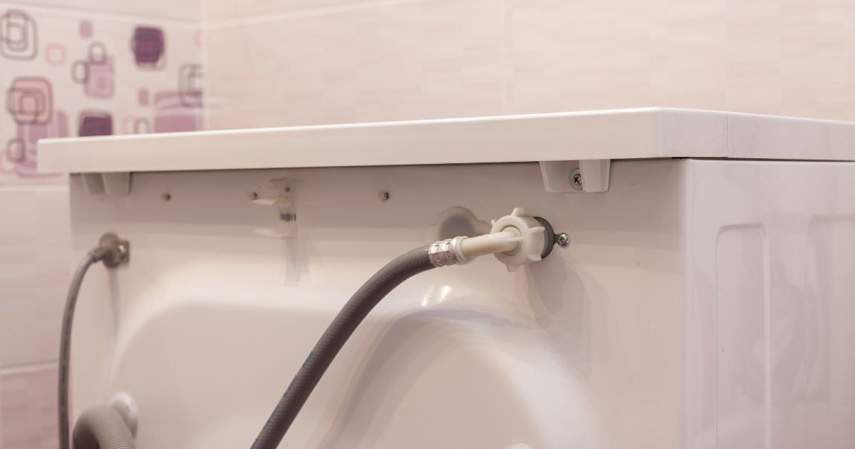 洗濯機の給水ホースからの水漏れはよくある？事前にできる対策と対処法