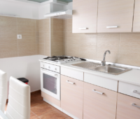 キッチンから下水のような臭いがする原因と対策！掃除・予防・業者対応まで徹底解説