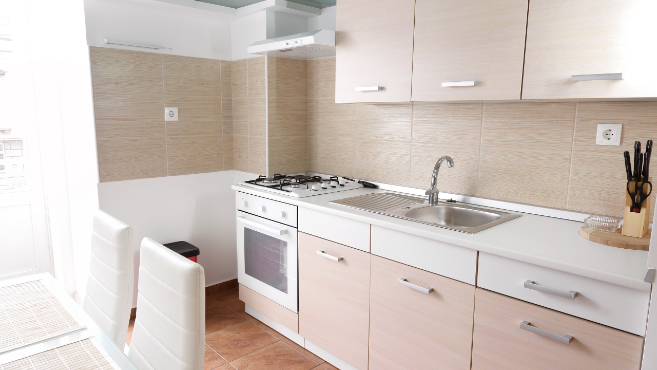 キッチンから下水のような臭いがする原因と対策！掃除・予防・業者対応まで徹底解説