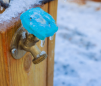 寒波で水道が凍結する原因と対処法！水が出ない・配管破裂を防ぐには？