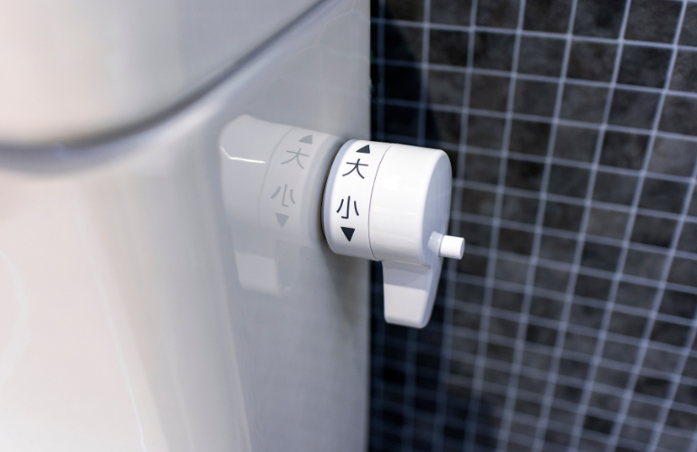 トイレのレバーが戻らない原因と対処法とは？水が止まらないときの直し方を解説！