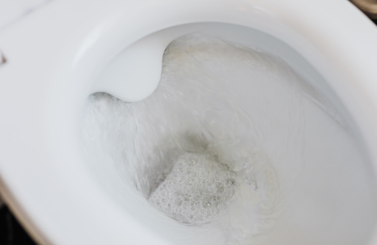 【緊急対処法あり】トイレが逆流する原因と放置した場合のリスクをご紹介！